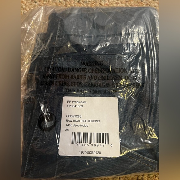 Free People raw hem high-rise jeggings. Size 28 NWT - Picture 4 of 12